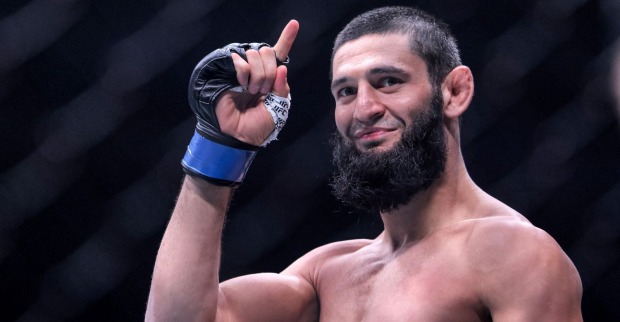 UFC-Star Khamzat Chimaev lächelt im Ring
