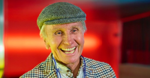Klaus Eberhartinger mit Kappe