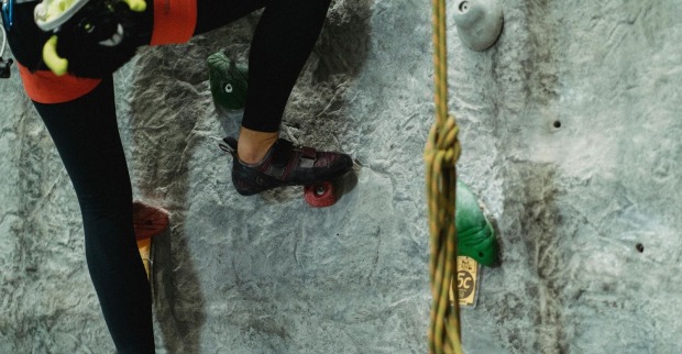 Beine klettern in der Kletterhalle