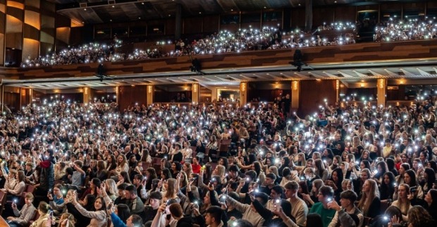 Viele Schüler im Salzburger Festspielhaus.