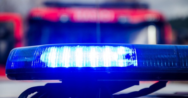 Sirene eines Polizeiwagens und ein Feuerwehrwagen im Hintergrund