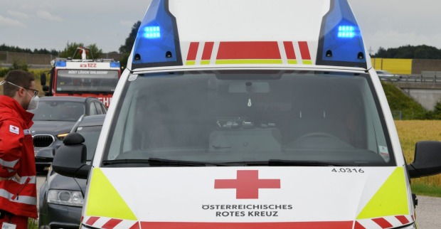 Außenansicht eines Rettungswagens des österreichischen roten Kreuzes