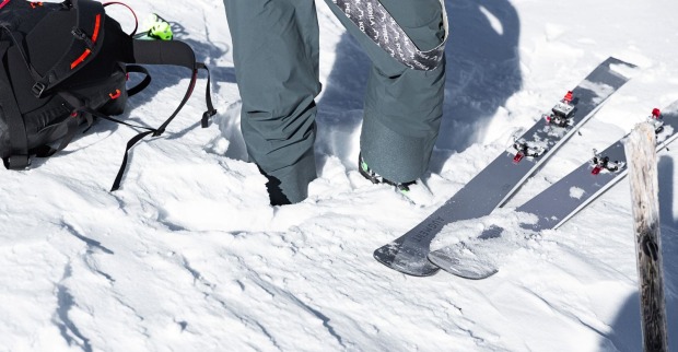 Skier und ein Rucksack im Schnee neben einer Skipiste im Skigebiet Zillertal Arena in Tirol, Symbolbild zu einem tödlichen Skiunfall.