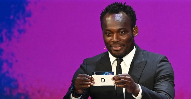 Michael Essien während der Auslosung zur Fußball-WM 2022