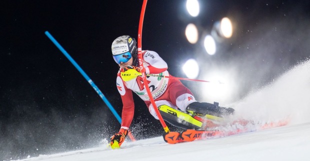 Nightrace Schladming Slalom 2026 – ÖSV-Skirennläufer im Flutlicht-Slalom auf der Planai, volle Action und perfekte Technik bei der Startaufstellung.