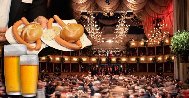 Teller mit Opernball-Würsteln, Semmel und Senf vor dem festlich geschmückten Ballsaal der Wiener Staatsoper mit Publikum und Kronleuchtern.