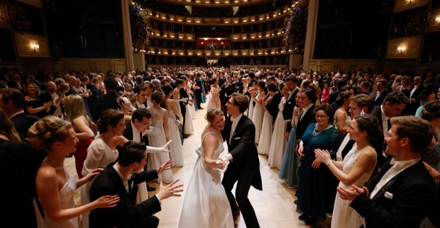 Paare in Ballkleidern und Fräcken tanzen den Eröffnungswalzer in der Wiener Staatsoper/ Im Restaurant „das Mezzanin“ am Schottentor läuft der Opernball ab 20 Uhr live,