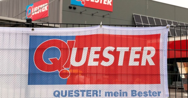 Logo des österreichischen Baustoffhändlers Quester an einem Betriebsstandort in Wien, Symbolbild zur Insolvenz der Quester-Gruppe.