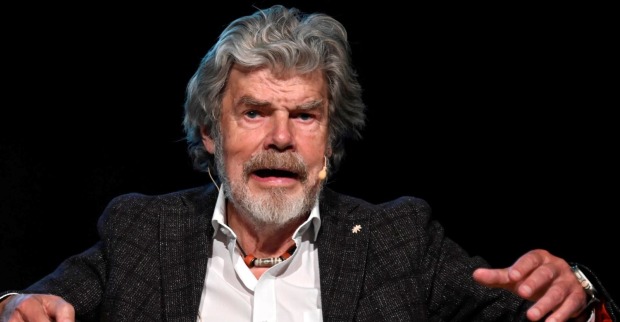 Reinhold Messner mit Anzug