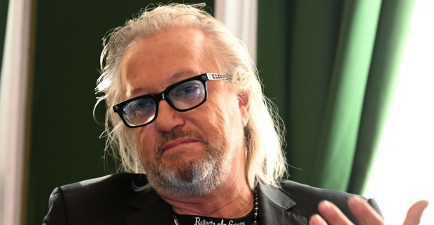 Robert Geiss mit Brille und ernstem Gesichtsausdruck