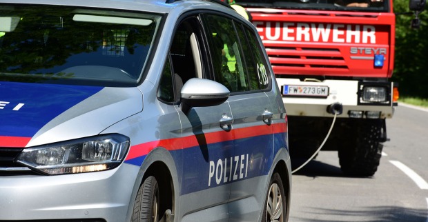 Polizeiauto und Feuerwehrauto im Verkehr.