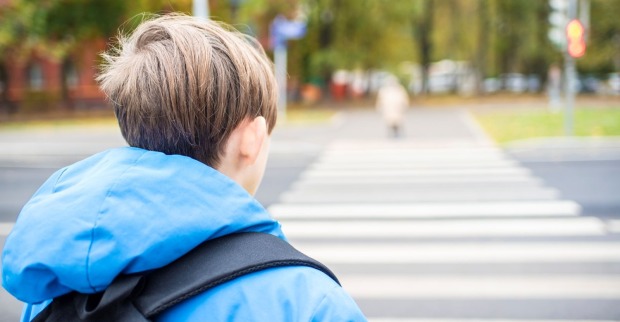 Bub mit blauer Jacke auf Straße