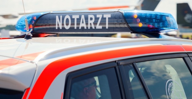 Rettungswagen mit Notarzt-Schriftzug auf der Sirene