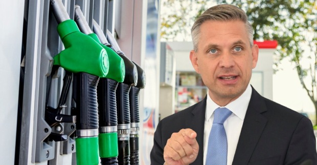 Zapfsäulen mit grünen Benzindüsen an einer Tankstelle, daneben Wirtschaftsminister Wolfgang Hattmannsdorfer, er spricht über Maßnahmen gegen hohe Spritpreise in Österreich.