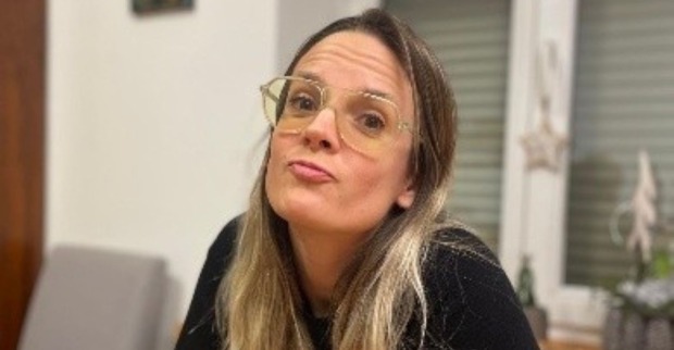 Johanna G im Porträt mit Brille und langen blonden Haaren. Die Suche nach der vermissten Steirerin geht weiter