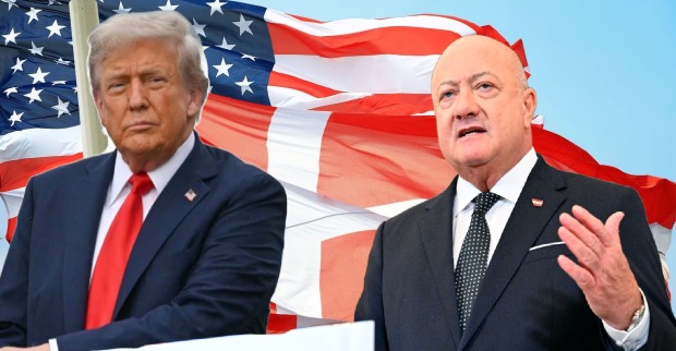 Donald Trump und Christian Stocker vor den Flaggen der USA und Dänemarks – Symbolbild zum politischen Streit um Grönland und drohende US-Strafzölle.