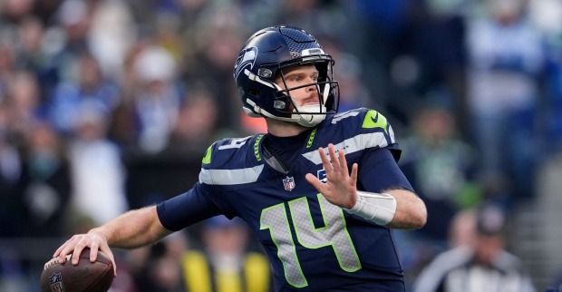 Sam Darnold im Trikot der Seattle Seahawks beim Wurf im NFL-Finale 2026