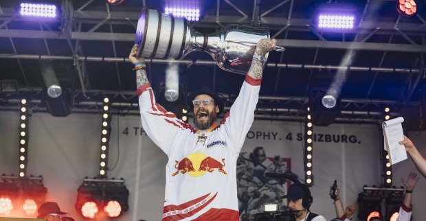 Thomas Raffl feiert ausgelassen den Gewinn der vergangenen Meisterschaft.