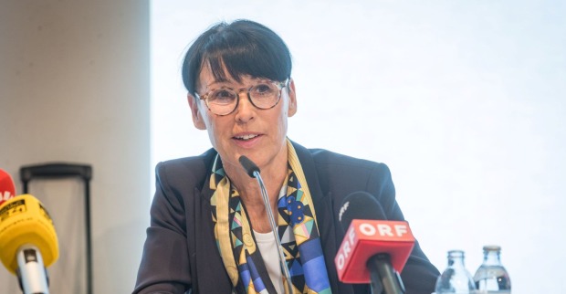 Beate Kassner bei einer Pressekonferenz.