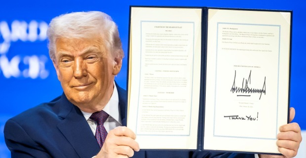 Donald Trump hält beim Weltwirtschaftsforum in Davos die unterzeichnete Gründungscharta des neuen Friedensrats in die Kamera.