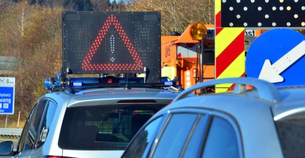 Polizeiautos an einer Unfallstelle auf der Autobahn.