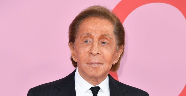 Porträt des italienischen Modedesigners Valentino Garavani in schwarzem Anzug und Krawatte vor rosafarbenem Hintergrund. Der Designer ist im Alter von 93 Jahren verstorben.