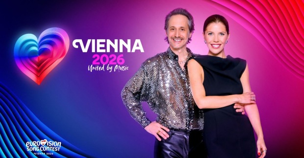 Michael Ostrowski im Glitzerhemd und Victoria Swarovski im schwarzen Kleid.