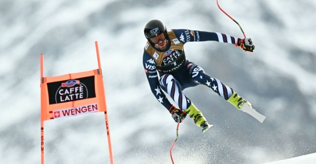 US-Abfahrstläufer Bryce Bennett in voller Fahrt bei der Wengen-Abfahrt auf der Lauberhorn-Strecke in der Schweiz, umgeben von Schnee und Torstangen.