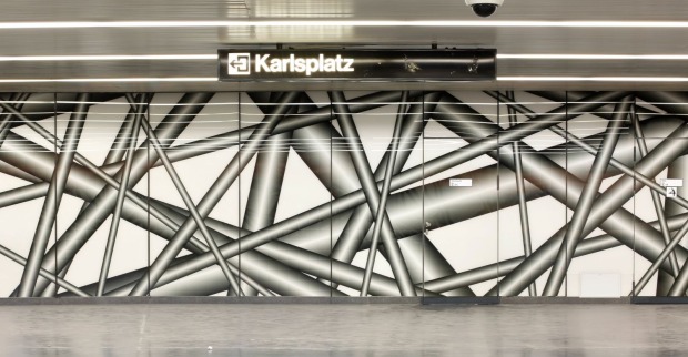 Das von Peter Kogler künstlerisch gestaltete Zwischengeschoß in der U-Bahn-Station Karlsplatz