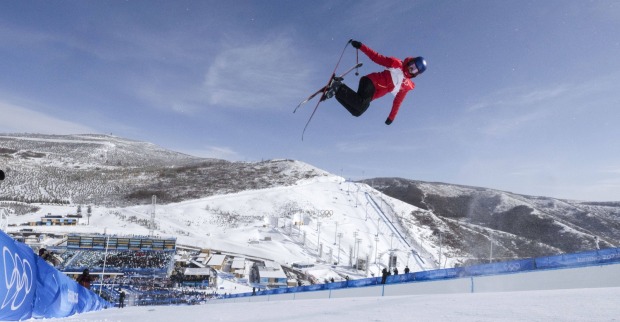 Freestyle-Skifahrerein Eileen Gu mit einem Kunstsprung bei den Olympischen Spielen von Peking 2022