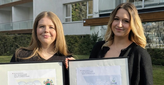 Zwei Mitarbeiterinnen des At the Park Hotels mit zwei Auszeichnungen in der Hand | Credit: At the Park Hotel
