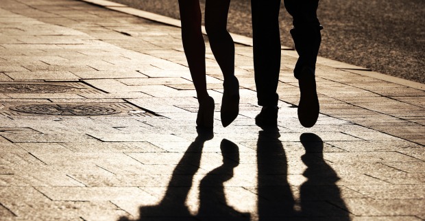 Paar geht gemeinsam im Sonnenuntergang | Credit: iStock.com/Oleg Elkov