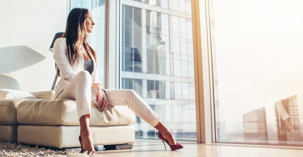 Elegante Frau in Penthouse | Credit: iStock.com/undrey