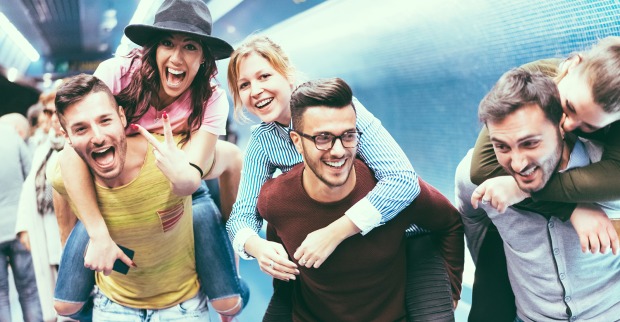 Gruppe Jugendlicher | Credit: iStock.com/DisobeyArt