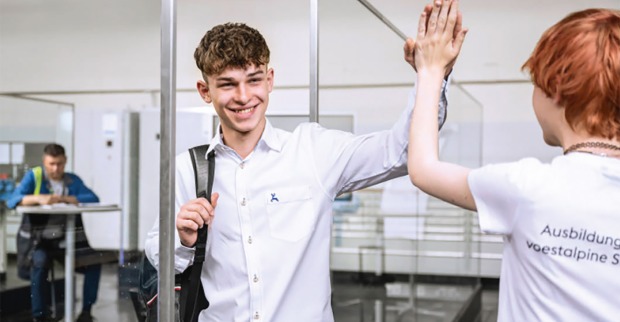 Zwei männliche Lehrlinge beim Hi-Five | Credit: voestalpine
