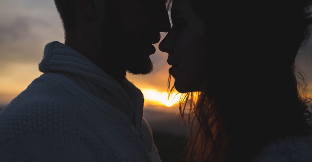 Verliebtes Paar bei Sonnenuntergang | Credit: iStock.com/olegbreslavtsev