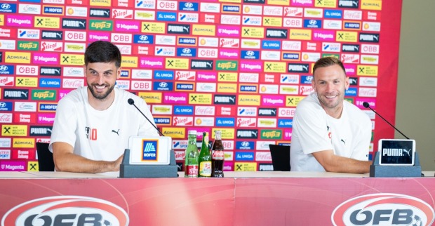 Andreas Weimann (rechts) gemeinsam mit Florian Grillitsch bei einer PK.