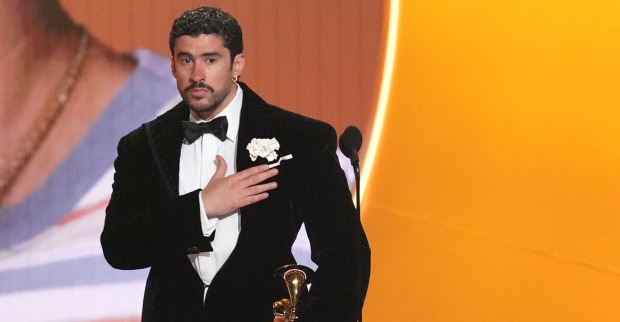 Bad Bunny fasst sich an die Brust/ Bad Bunny hat mit seiner Rede bei den Grammy Awards 2026 alle zu Tränen gerührt