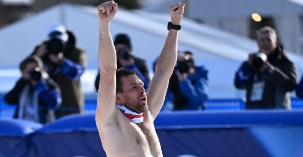 Benjamin Karl jubelt mit nacktem Oberkörper über seine Goldmedaille im Snowboard-Parallel-Riesenslalom bei Olympia 2026 in Livigno