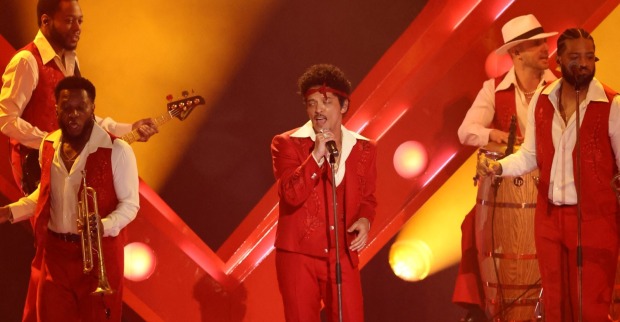 Bruno Mars kehrt mit seinem vierten Soloalbum „The Romantic“ zurück.