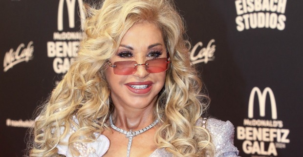 Carmen Geiss bei Gala-Event mit blonden Locken und Sonnenbrille/ Carmen Geiss sieht verändert aus mit einem neuen Look