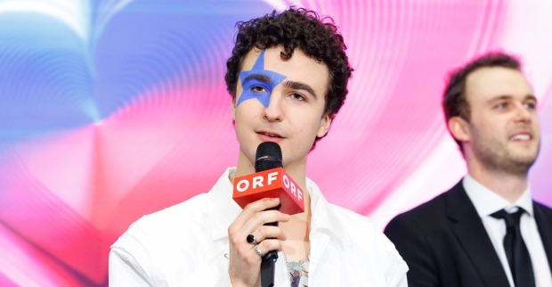 Cosmó mit ORF-Mikrofon bei einem Pressetermin zum ESC 2026 – Österreichs Teilnehmer am Eurovision Song Contest 2026 nach Hasswelle im Netz.