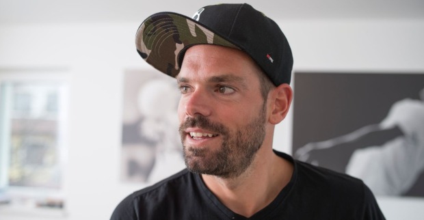 Daniel Köllerer  mit Kappe/ Daniel Köllerer  boxt bei "Stars im Ring" ATV gegen "Geschäft mit der Liebe"-Michi