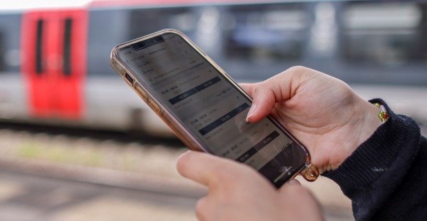 Handy mit App der Deutschen Bahn/ IT-Probleme und Cyberangriff bei der Deutschen Bahn