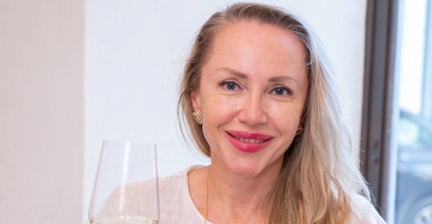 Ekaterina Mucha lächelt/ Ekaterina Mucha will mit einem roten Kleid am Opernball glänzen.