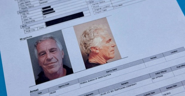 Ausschnitt aus den Epstein Files PDF mit zwei Polizeifotos von Jeffrey Epstein und einem Ermittlungsbericht des FBI über den Fall Sex Trafficking Conspiracy.
