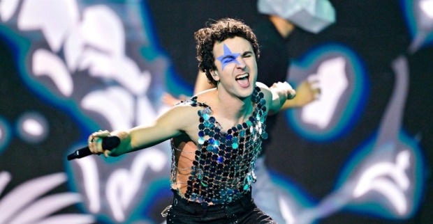 Cosmo performt als ESC-Kandidat für Österreich beim ESC 2026 auf der Bühne mit auffälligem Stern-Make-up während eines Live-Auftritts im Umfeld der Olympischen Winterspiele Mailand Cortina 2026.