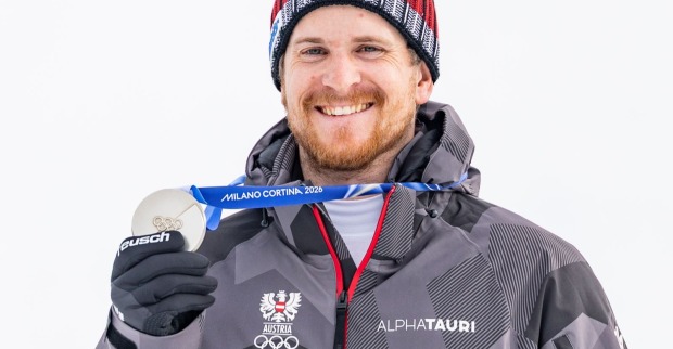 Fabio Gstrein mit der Silbermedaille von Olympia nach seinem zweiten Rang im Slalom von Bormio