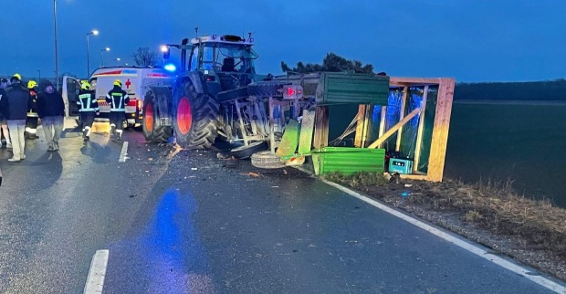 Einsatzkräfte der Feuerwehr am Ort des Faschingswagen Unfalls in Wilfersdorf auf der B7