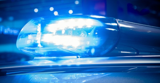 Blaues Polizeiblaulicht auf einem Einsatzfahrzeug bei Nacht, Symbolbild für einen Polizeieinsatz in Oberösterreich im Bezirk Rohrbach, wo eine Frau erschossen aufgefunden wurde.